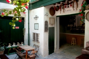 Bar de Vinos Las Cuadras